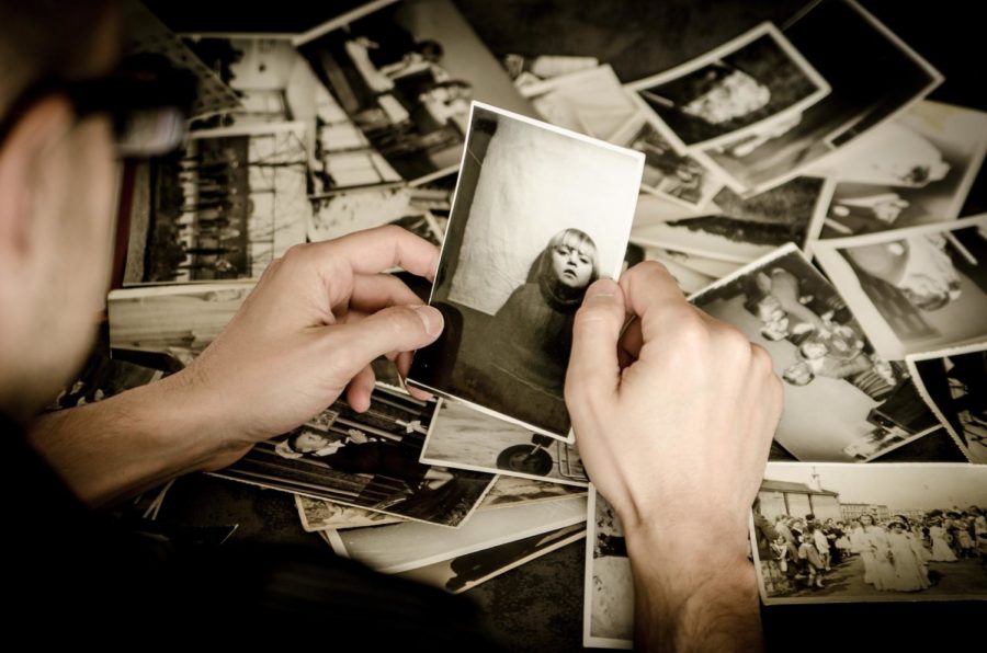 Old photographs can stir emotional memories. (Image by Michal Jarmoluk from Pixabay)